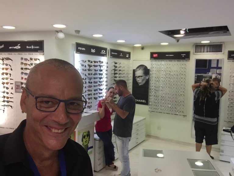 אופטיקה רואים שקוף - משקפיים יפים בתל אביב